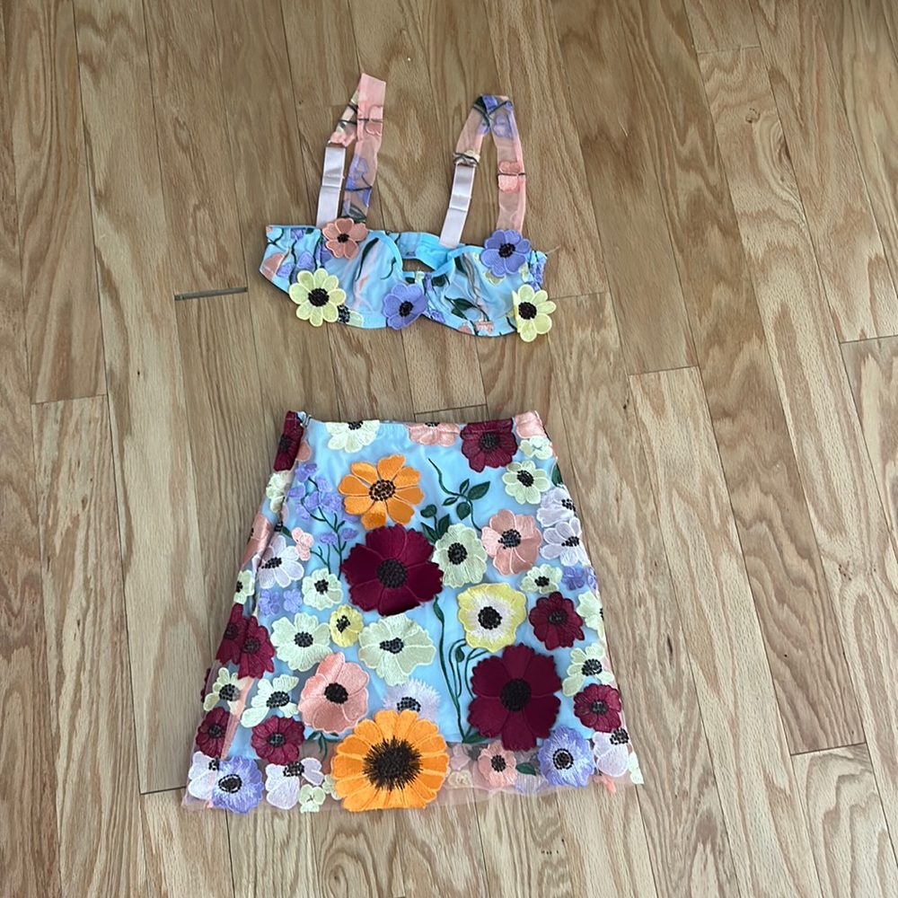 ADORABLE flower set. Perfect for concerts. BRAND NEW(never worn).
